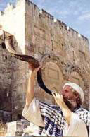 Lévite soufflant dans une trompe (Shofar)